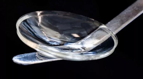 스웨덴의 린쇼핑 대학 연구원이 돼지 피부에서 추출한 콜라겐으로 만든 임플란트 각막.(사진=Thor Balkhed / Linköping University )