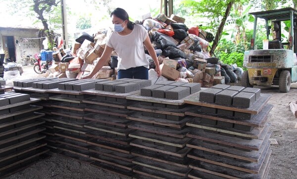 인도네시아 Rebricks의 자카르타에 있는 공장에서 재활용된 다층 플라스틱이 포함된 벽돌 더미 앞에서 포즈를 취하고 있다. (사진=니벨 라이다)