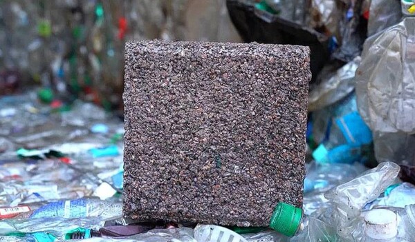 폐플라스틱을 이용해 제조한 친환경 투수 보도블록 ‘리플라’의 시제품 (사진=테라블록)