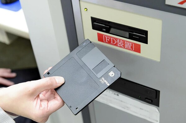 일본 지방은행에서 최근까지 사용했던 플로피디스크.(사진=웃긴대학)