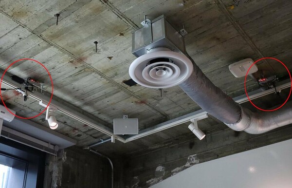 무선 급전의 송신기(왼쪽)와 데모로 LED 전구를 빛낸 모습(오른쪽)/(사진=Aeterlink)