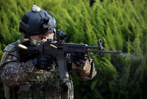 k2소총은 대한민국 육군이 사용하는 돌격소총으로 해외 15개국 정도에 수출되며, 5.56×45mm NATO 표준 탄환을 사용하며, 구조는 롱 스트로크 가스 피스톤 방식으로 작동된다는 큰 차이점이 있다(사진=K2/유용원의 군사세계© 손민석)