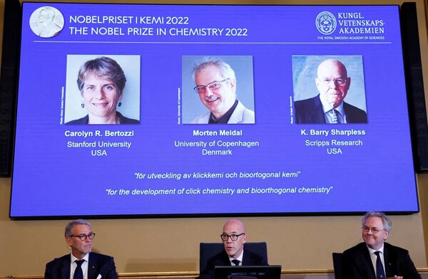 스웨덴 왕립과학원 노벨위원회가 2022년 노벨 화학상 수상자를 발표했다. 화면 왼쪽부터 캐롤라인 벨토치 교수(미국), 모텐 메르달 교수(덴마크), 칼 배리 샤플리스(사진=로이터)