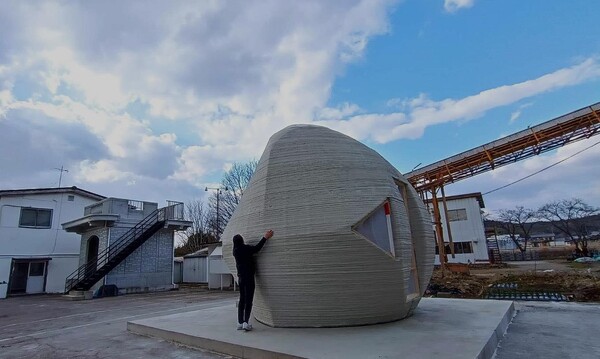 일본 최초 3D 프린터 주택 불과 23시간 12분만에 시공 완료했다. 현재의 스페어는10㎡ (약 3평)로 글램핑이나 재해 용도의 건물로서 제공한다.(사진= PreNews)