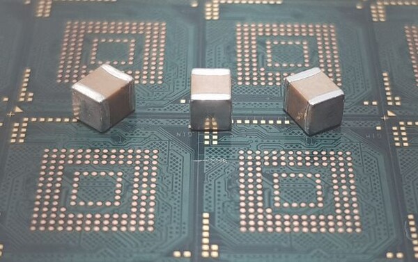 삼성전기가 개발에 성공한 5G 기지국용 MLCC 모습.(사진=삼성전기)