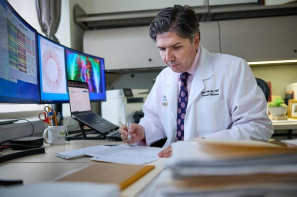 워싱턴 대학교 의대 임상 역학자인 지야드 알 알리 박사는 반복적인 SARS-CoV-2 감염이 여러 장기 시스템의 건강 상태에 심각한 추가 위험을 초래한다는 사실을 발견했다. (사진=워싱턴 대학교/매트 밀러)