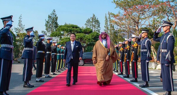 무함마드 빈 살만 왕세자가 2022년 11월 17일 서울에서 열린 환영식에서 윤석열 한국 대통령과 함께 걷고 있다. (사진=반다르 알갈루드/사우디 왕실  via SPA)
