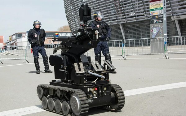 원격 제어 로봇은 폭탄을 검사, 무장 해제 또는 폭파하는 데 사용된다.(사진= DENIS CHARLET/AFP)