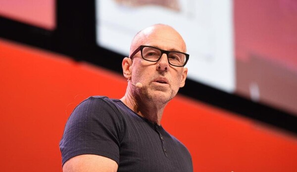 NYU 경영학 교수이자 The Four: The Hidden DNA of Amazon, Apple, Facebook, and Google의 저자인 스콧 갤러웨이는 비즈니스 및 기술 세계에 알려져 있다.(사진=NRF )