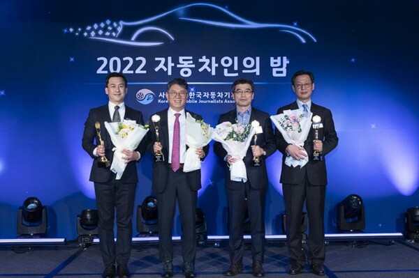 2022 자동차인 수상자들이 포즈를 취하고 있다. (왼쪽부터) 김병수 GM 미디어 커뮤니케이션 담당장, 곽재선 쌍용자동차 회장, 송호성 기아 사장, 서영진 이오스커뮤니케이션스 대표. (사진=한국자동차기자협회)