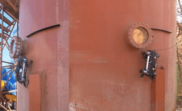 카이스트(KAIST·한국과학기술원) 연구진이 개발한 네다리 보행 로봇이 미끄러운 철제 벽면을 오르고 있는 모습. / (영상=KAIST·한국과학기술원)