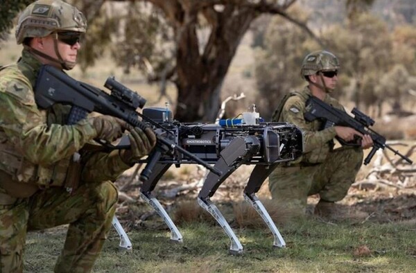 2020년 4월  'Ghost Robotics'가 개발한 로봇 개 는 비행장을 확보하기 위해 출동 하는 기민한 전투 고용 훈련 의 일환으로 네바다의 Nellis 공군 기지에 배치되었다.(사진=코리D페인/미공군)