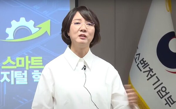 이영 중기부 장관은 중소벤처기업부 세종청사에서 장관 취임식 대신 중소벤처기업부의 역할과 비전에 대해 직원들과 공유하는 자리를 가졌다.(사진=이영 TV 화면 캡처)