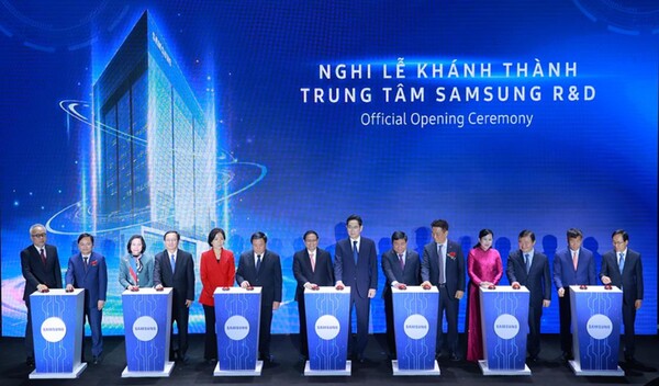 삼성전자는 23일 베트남 하노이시 떠이호에서 이재용 회장과 노태문 엠엑스(MX)사업부장(사장), 최주선 삼성디스플레이 사장 등이 참석한 가운데 ‘삼성 R&D센터’ 개소식을 했다.(사진=삼성전자)
