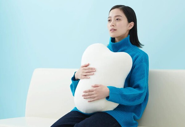 일본 로봇 회사인 Yukai Engineering은 "숨 쉬는" Fufuly 라는 부드럽고 무거운 쿠션의 프로토 타입을 선보였다.(사진=fufuly.jp)