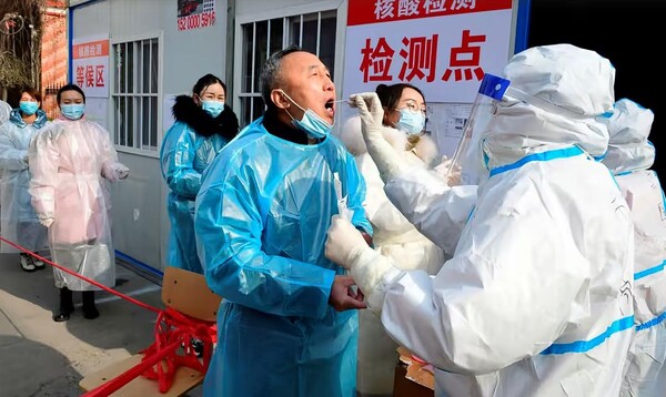 중국 관리들은 사례가 증가한 후 베이징 인근 허베이성 주민들에 대한 테스트를 강화했다.(사진=AFP)