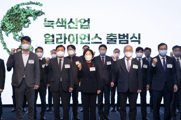 환경부는 19일 콘래드서울호텔에서 '녹색산업 협의체(얼라이언스)' 출범식을 개최하고, 이날 함께 열린 녹색산업 간담회에서 기업 해외진출의 어려운 점을 즉각 해소하는 등 녹색산업 발전에 뜻을 모았다.(사진=환경부)