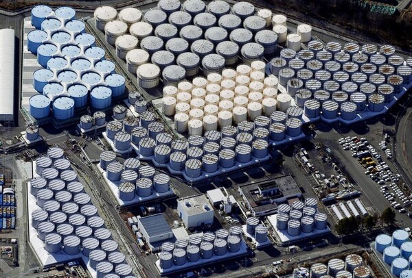 Kyodo가 찍은 이 사진에서 2021년 2월 13일 일본 후쿠시마현 오쿠마마치에 있는 쓰나미로 불구가 된 후쿠시마 다이이치 원자력 발전소의 처리수 저장 탱크를 조감도. (사진= REUTERS) 