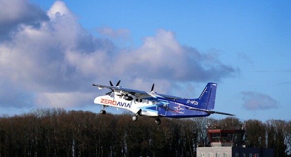 영국에서 수소 연료 전지와 모터로 전기 파워트레인을 장착한 프로토타입의 19인승 돌니에(Dornier) 228 여객기로 10분간 테스트 비행을 완료했다.(사진=제로아비아)