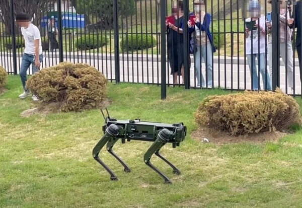 로봇이 건설‧해양‧소방 현장에서 인간 활동을 보조‧대체하여 작업에서 오는 위험을 줄일 수 있도록 로봇의 안전서비스 시장 진입을 확대하기 위한 제도개선을 추진한다.(사진= 용산공원에 등장한 경비 로봇/용산정책연구소 유튜브 갈무리)