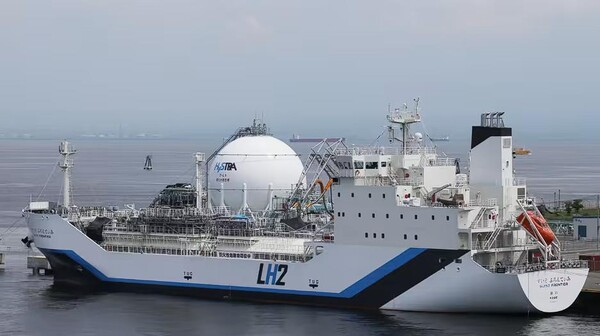 호주와 일본 간 수소 공급망 시범 사업의 일환으로 사용될 액화수소 운반선이 지난 2021년 7월 15일 일본 서부 고베에 있는 고베 제철소 야드에 정박하고 있다. (사진=Photo by Hideyuki Miura)