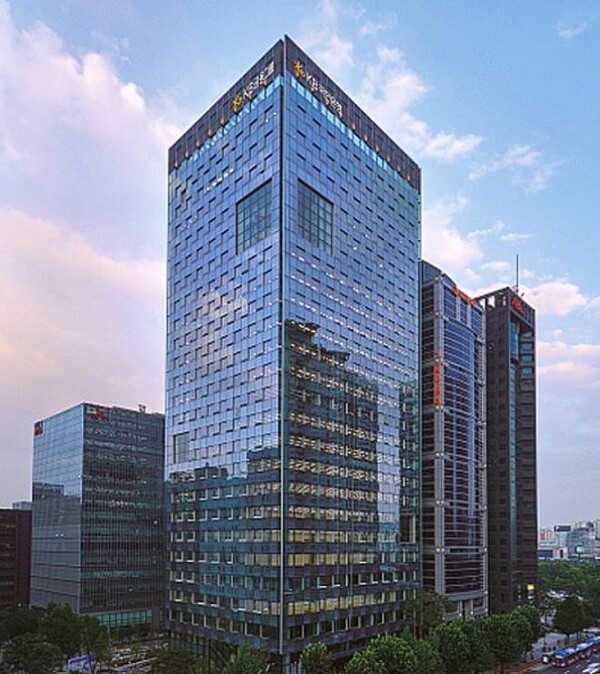 KB금융그룹은 대한상공회의소가 발급하는 ESG 목표 확인서 등급에 따라 신청 기업에게 최대 1.0%포인트의 우대금리를 제공한다고 밝혔다.(사진= KB금융그룹)