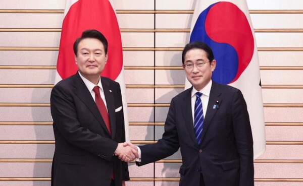 1박2일 일정으로 일본을 방문한 윤석열 대통령이 16일 오후 일본 도쿄 총리 관저에서 기시다 후미오 일본 총리와 한일 확대정상회담에 앞서 기념촬영을 하며 악수하고 있다. [사진=연합뉴스]