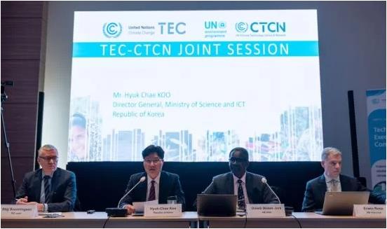 구혁채 과학기술정보통신부 기초원천연구정책관(왼쪽에서 두 번째)이 24일 인천시 연수구 송도 IBS타워에서 열린 '유엔기후변화협약 기술메커니즘 이사회' 에서 개최국 환영사를 하고 있다.[사진=과기정통부 제공]