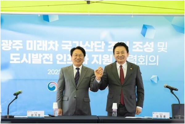 원희룡 국토부 장관(오른쪽)이 27일 광주를 찾아 강기정 광주시장과 광주 미래차산단 조성 등에 대해 논의했다. [사진=국토교통부]