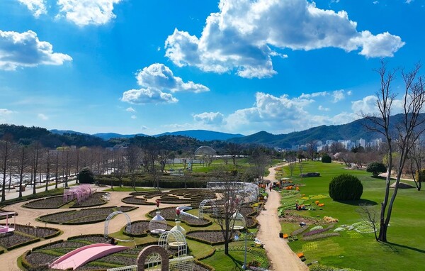 휠체어나 유모차 운행도 불편함이 없도록 박람회장 곳곳의 턱을 제거하고 길을 정비하는 등, 누구에게나 열린 무장애 정원으로 조성했다. 