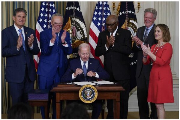 조 바이든 미국 대통령이 지난 9월16일(현지시각) 워싱턴DC 백악관에서 ‘인플레이션 감축법'에 서명하고 있다. [사진=연합]
