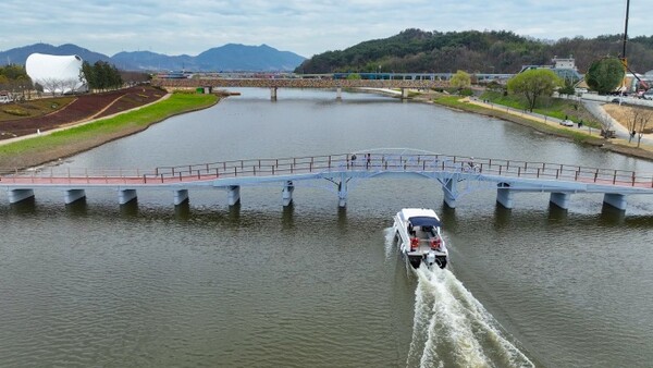  '정원드림호'는 국가정원뱃길을 따라 동천부터 국가정원까지 주변 경관을 즐길 수 있는 수상체험 프로그램이다.(사진=순천만국제정원박람회조직위원회)