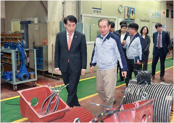 장영진 산업통상자원부 1차관은 5일 오전 경남 창원시에 소재한 산업용 모터 등을 생산하는 소부장 으뜸기업인 하이젠모터를 방문하여, 김재학 대표로부터 회사 운영현황 및 애로사항을 청취한 후 모터생산 공정을 둘러보고 있다. [사진=산업통상자원부]