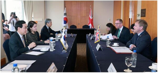 이창양(왼쪽 첫번째) 산업통상자원부 장관이 10일 서울 중구 롯데호텔에서 그랜트 샵스 영국 에너지안보탄소중립부 장관과 청정에너지 분야 교류와 협력 방안을 논의하고 있다. [제공=산업통상자원부]