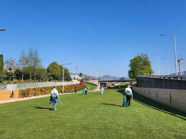 수시로 미화활동에 나서는 팀장, 부장 직원들.(사진=순천시)