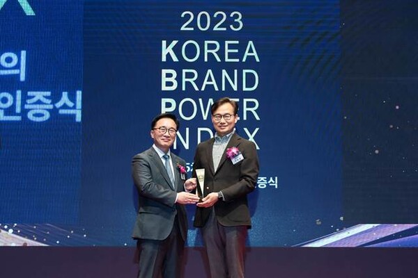 11일 신라호텔에서 열린 ‘한국 산업의 브랜드파워(K-BPI)’ 인증식에서 안무인 스피드메이트사업부장(오른쪽)과 한수희 한국능률협회컨설팅 대표(왼쪽)가 시상 후 기념사진을 촬영하는 모습.