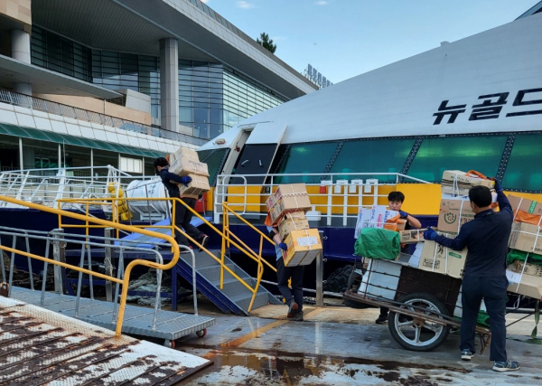 신안군 홍도_ 섬 내로 반입하는 택배를 여객선 내에 선적하는 모습