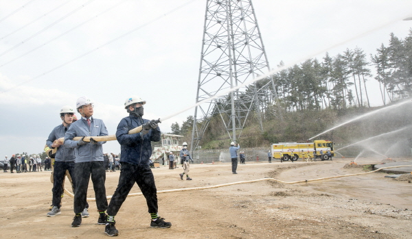 한울본부 신한울1건설소 일대에서 진행된 대형산불 대비 소화훈련 모습. (오른쪽 두번째 박범수 한울원자력본부장)