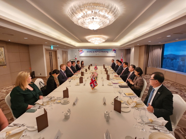 정승일 한국전력 사장(오른쪽 세 번째)과 그랜트 샵스 에너지안보탄소중립부 장관(왼쪽 세 번째)이 영국 신규 원전사업을 포함한 에너지 전 분야 협력 방안을 논의하고 있다.