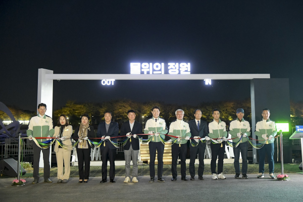 물위의정원 개장식 테이프 커팅 세리머니(왼쪽부터 4번째 최병배 순천시의회 도시건설위원장과 정병회 순천시의회의장 노관규 순천시장 천제영 조직위 사무총장)