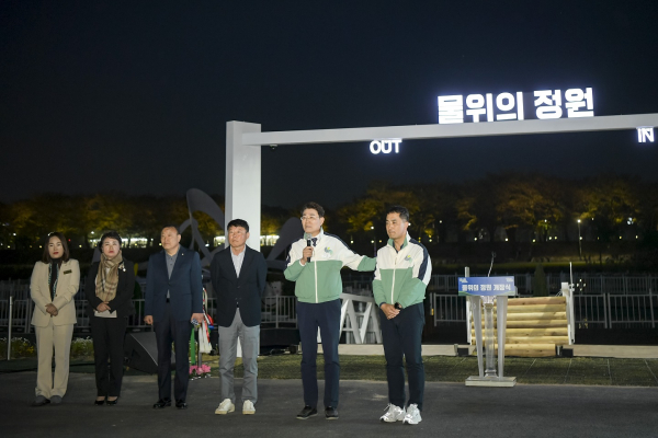 지난 12일 열린 물위의 정원 개장식에서 최우영 전시연출부장을 격려하는 노관규 순천시장