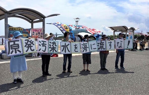 오염수의 해양 방출에 반대하는 후쿠시마의 시민들(사진=2022년 7월 18일, 후쿠시마현 이와키시 코나하마항에서/FoE Japan NGO)