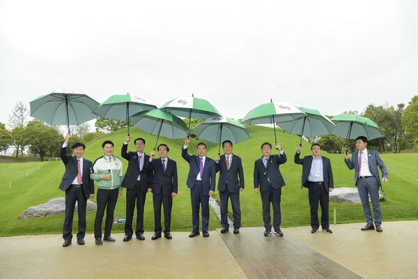 노관규 시장과 협의회공동회장단이 2023정원박람회장을 둘러보고 있다.