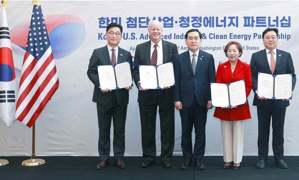 NAATBatt 제임스 그린버거 대표(우)가 KBIA 박태성 부회장, KIAT 민병주 원장, KETI 신희동 원장(좌)과 협약 체결 후 기념 촬영을 하고 있다.(사진=KBIA)