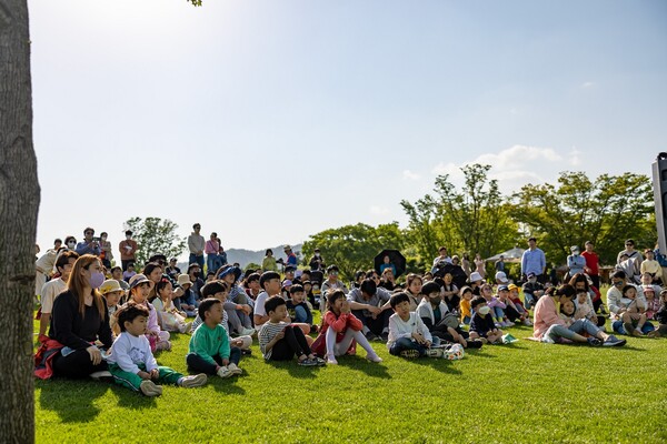 1.250만 관람객을 돌파한 4월 30일 정원박람회를 즐기는 관람객