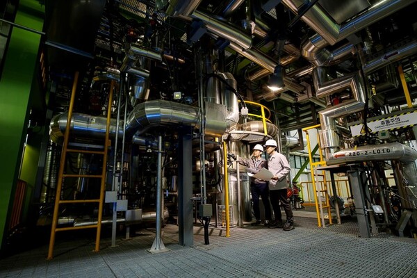 한국원자력연구원 연구원이 '소듐냉각고속로'(SFR) 연구를 수행하고 있다. (사진=한국원자력연구원)