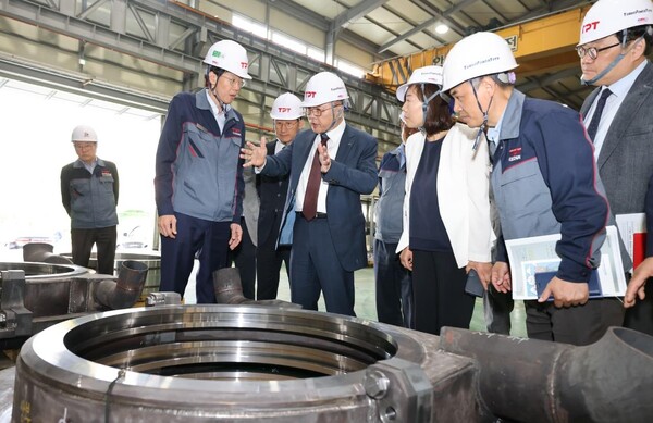 황주호 사장이 협력기업인 터보파워텍 현장을 둘러보고 의견을 나누고 있다. [제공=한국수력원자력]
