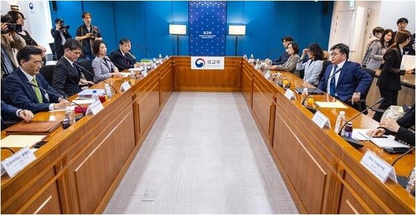 윤현수(오른쪽) 외교부 기후환경과학외교국장과 카이후 아츠시 일본 군축불확산과학부장 등 후쿠시마 원자력발전소 오염수 현장 시찰단 파견 관련 양국 실무진들이 12일 오후 서울 종로구 외교부 청사에서 첫 협의를 진행하고 있다. [공동취재사진]