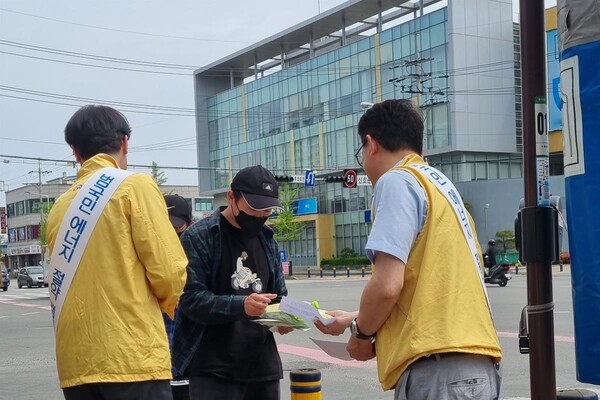 한국서부발전은 12일 충남 태안 공영버스터미널에서 ‘하루 1kWh(킬로와트시) 줄이기’ 캠페인을 진행했다. [제공=한국서부발전]