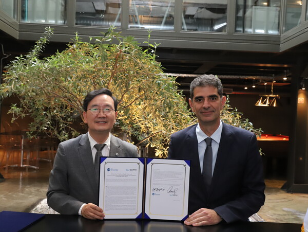 (사진 왼쪽)오동호 원장과 (오른쪽)디미트리오스 리아노스 소장